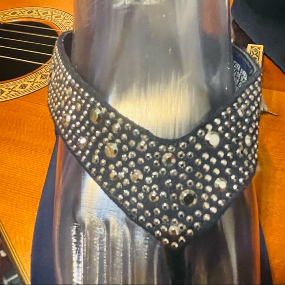 🌼 Cute Yellow Box Blue Rhinestone Flip Flops! - Picture 5 of 12